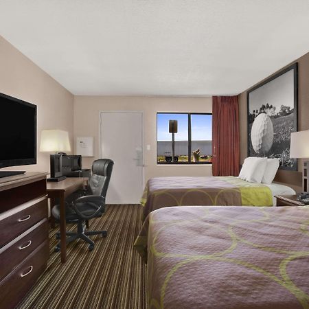 Super 8 By Wyndham Fort Myers Exterior photo