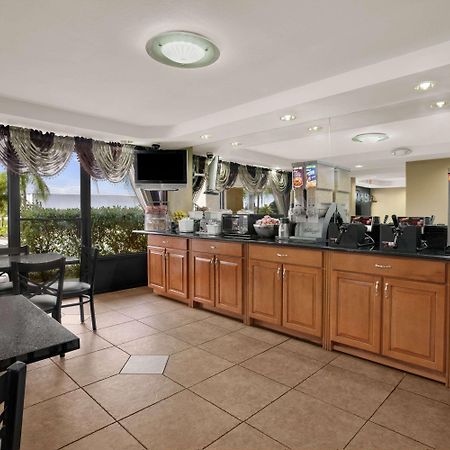 Super 8 By Wyndham Fort Myers Exterior photo