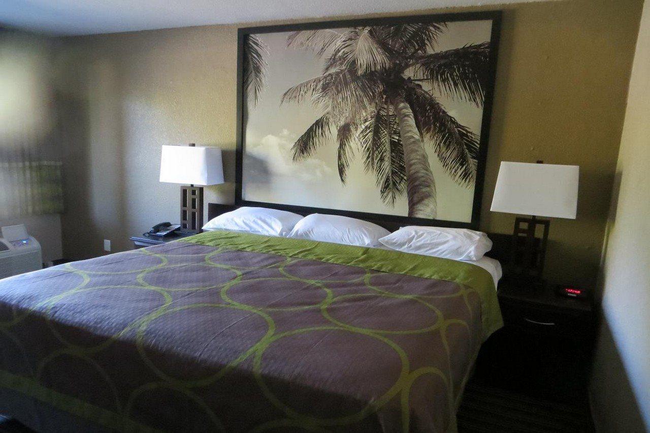 Super 8 By Wyndham Fort Myers Exterior photo
