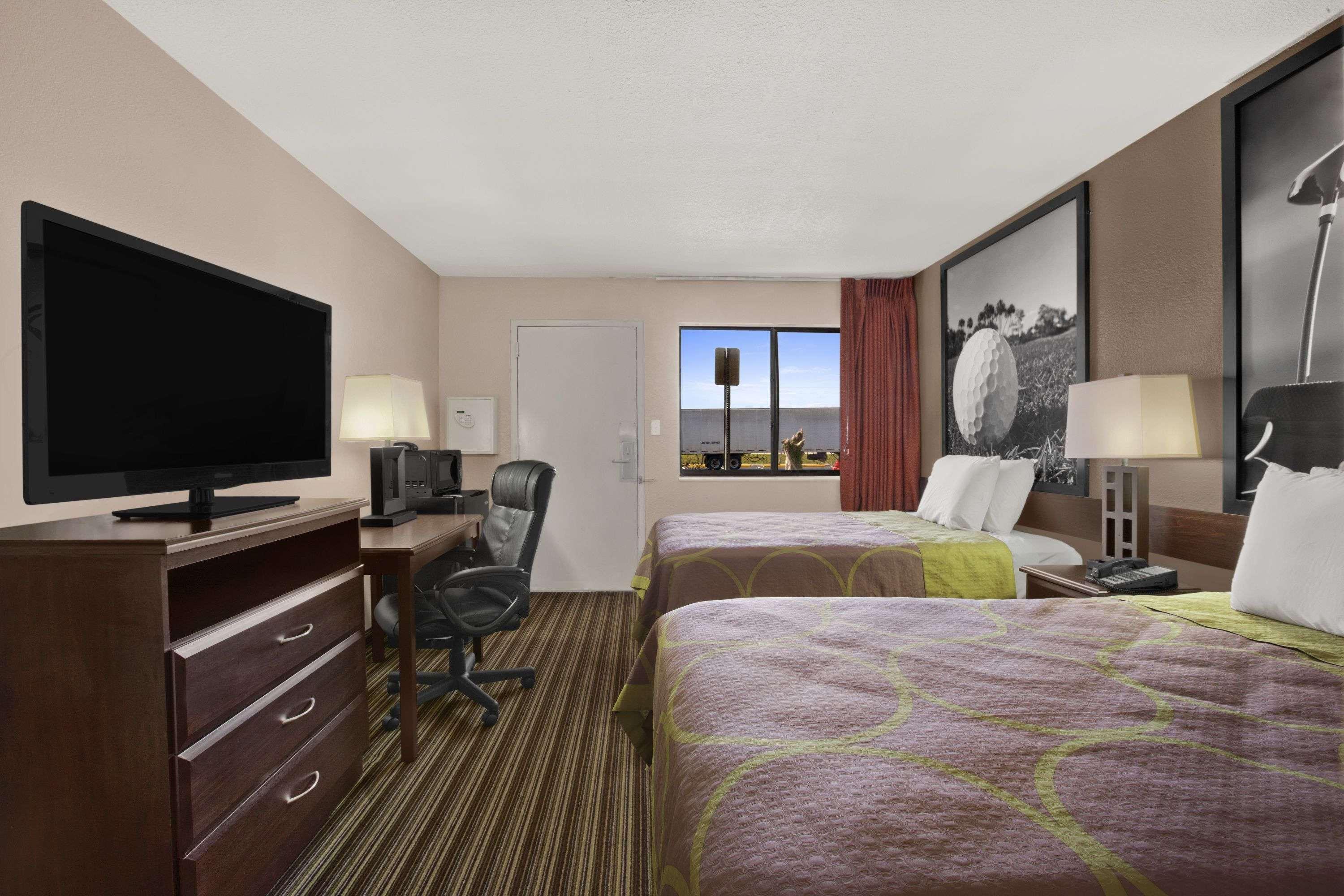 Super 8 By Wyndham Fort Myers Exterior photo