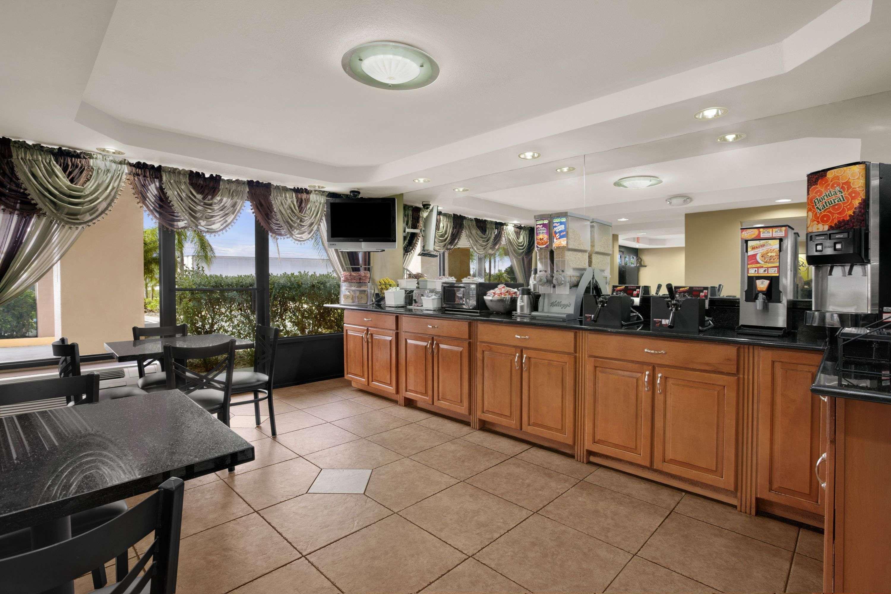 Super 8 By Wyndham Fort Myers Exterior photo