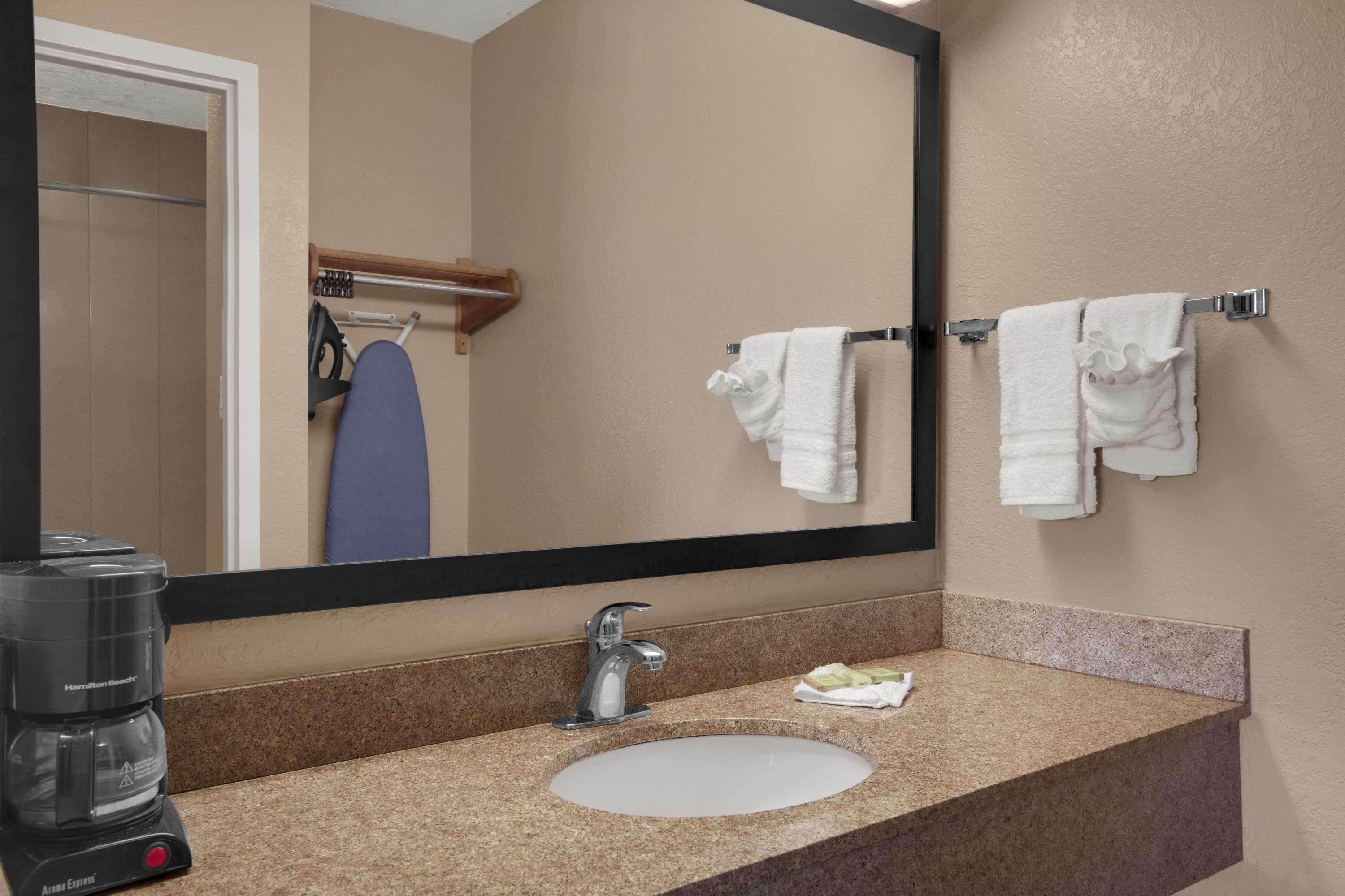 Super 8 By Wyndham Fort Myers Exterior photo