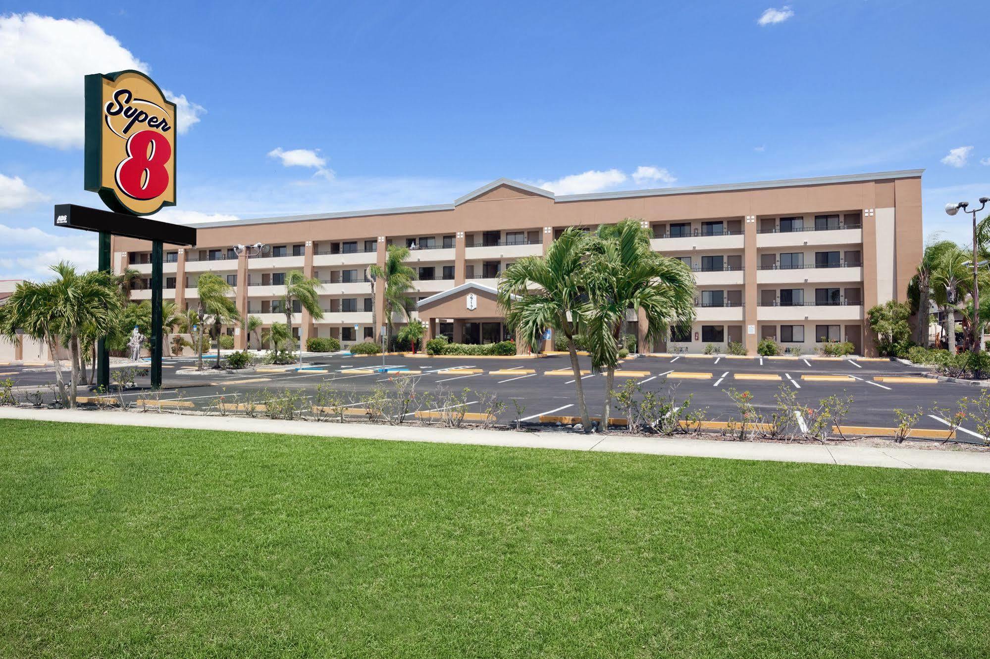 Super 8 By Wyndham Fort Myers Exterior photo