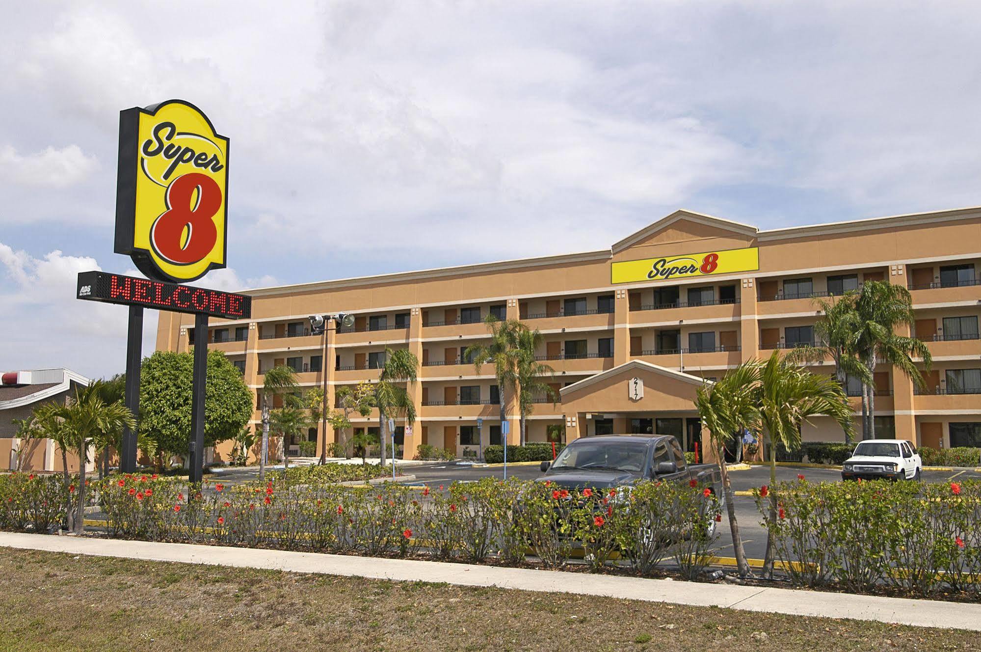 Super 8 By Wyndham Fort Myers Exterior photo