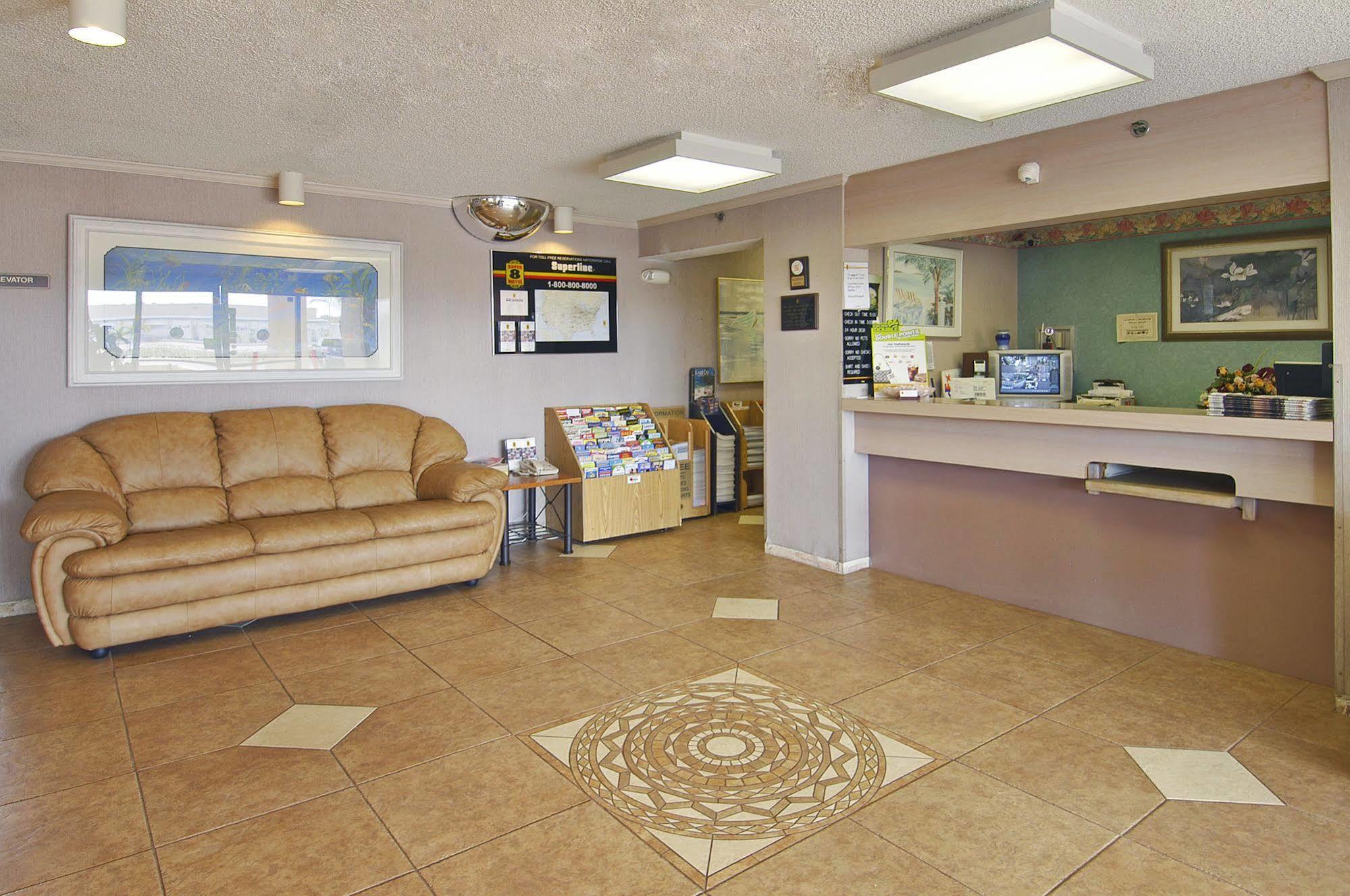 Super 8 By Wyndham Fort Myers Exterior photo