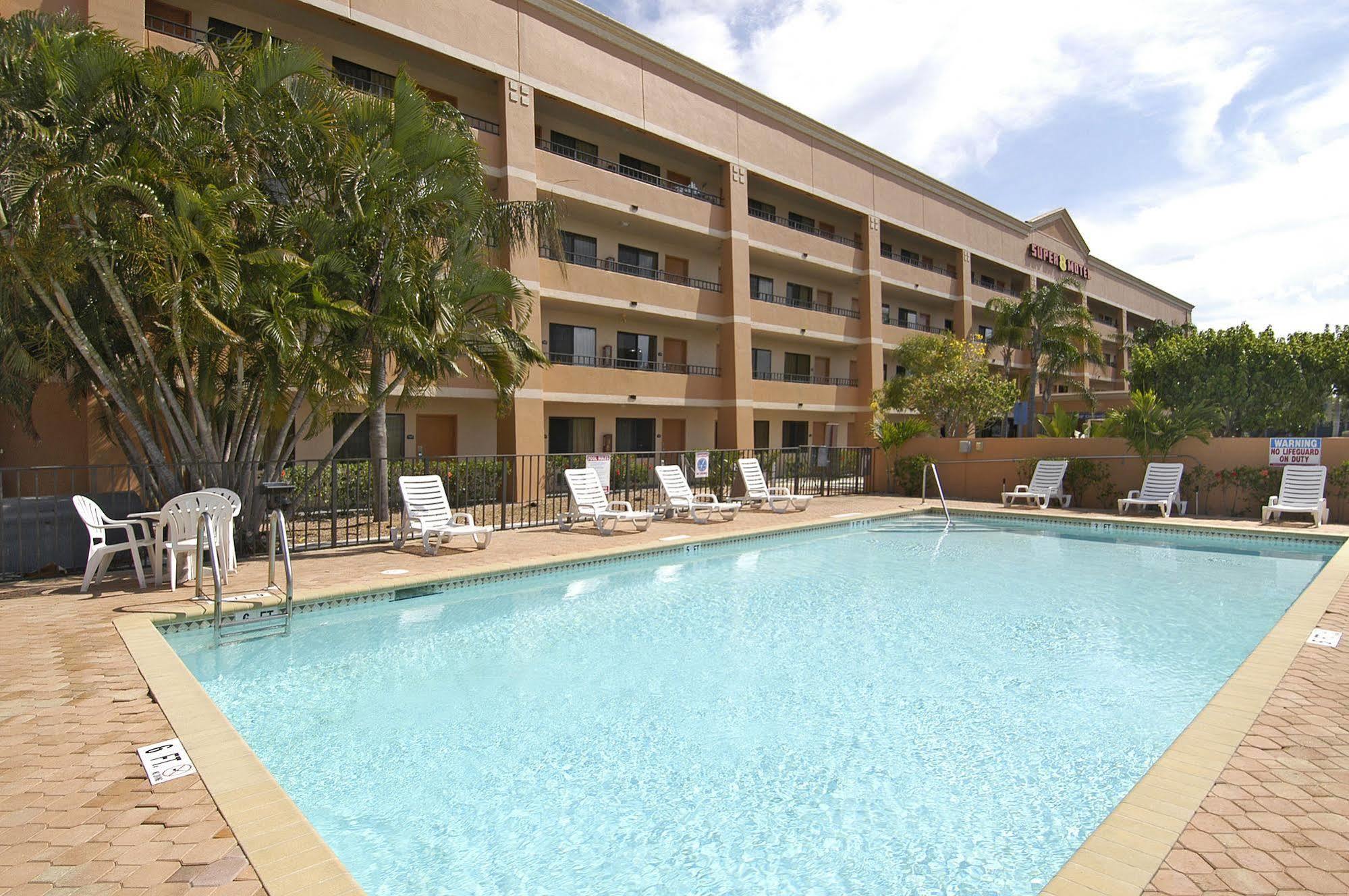 Super 8 By Wyndham Fort Myers Exterior photo