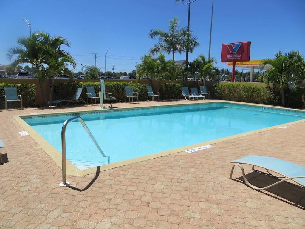 Super 8 By Wyndham Fort Myers Exterior photo