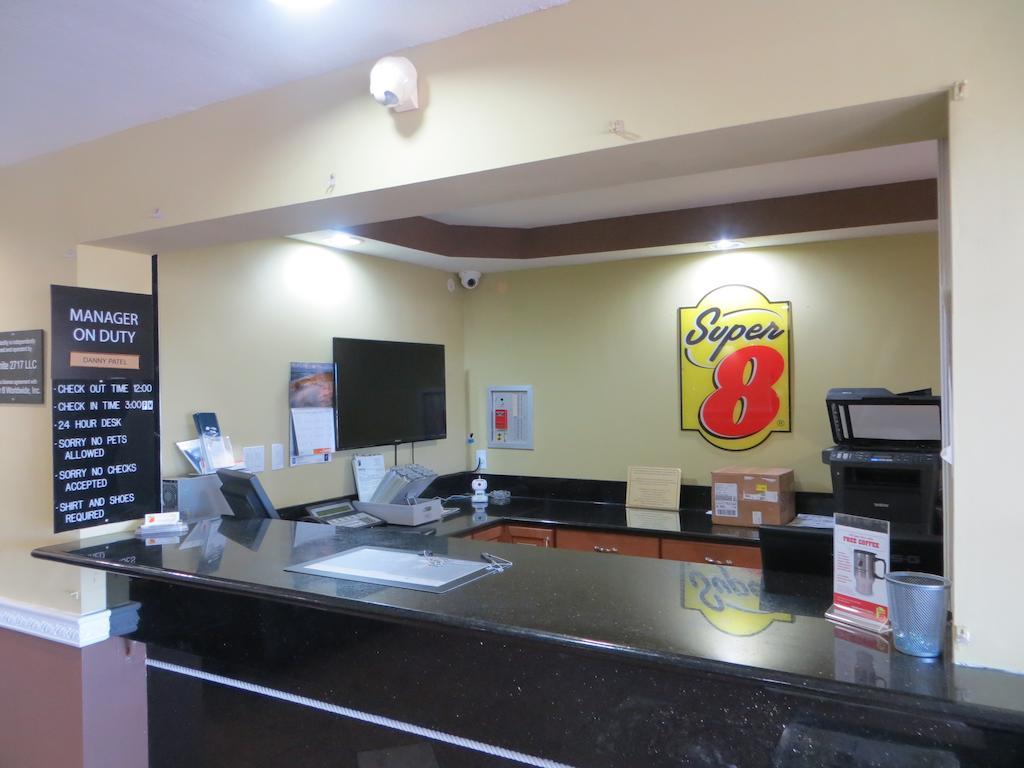 Super 8 By Wyndham Fort Myers Exterior photo