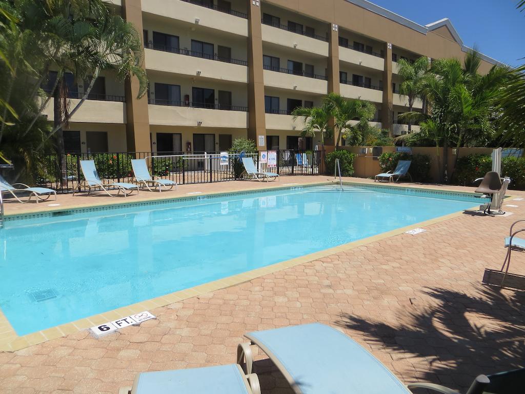 Super 8 By Wyndham Fort Myers Exterior photo