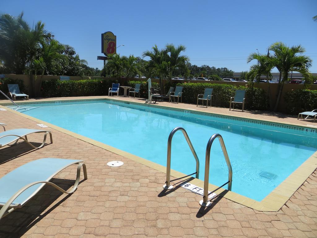 Super 8 By Wyndham Fort Myers Exterior photo