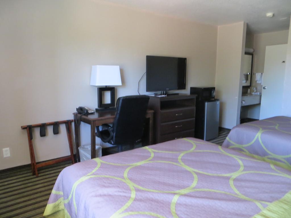 Super 8 By Wyndham Fort Myers Exterior photo
